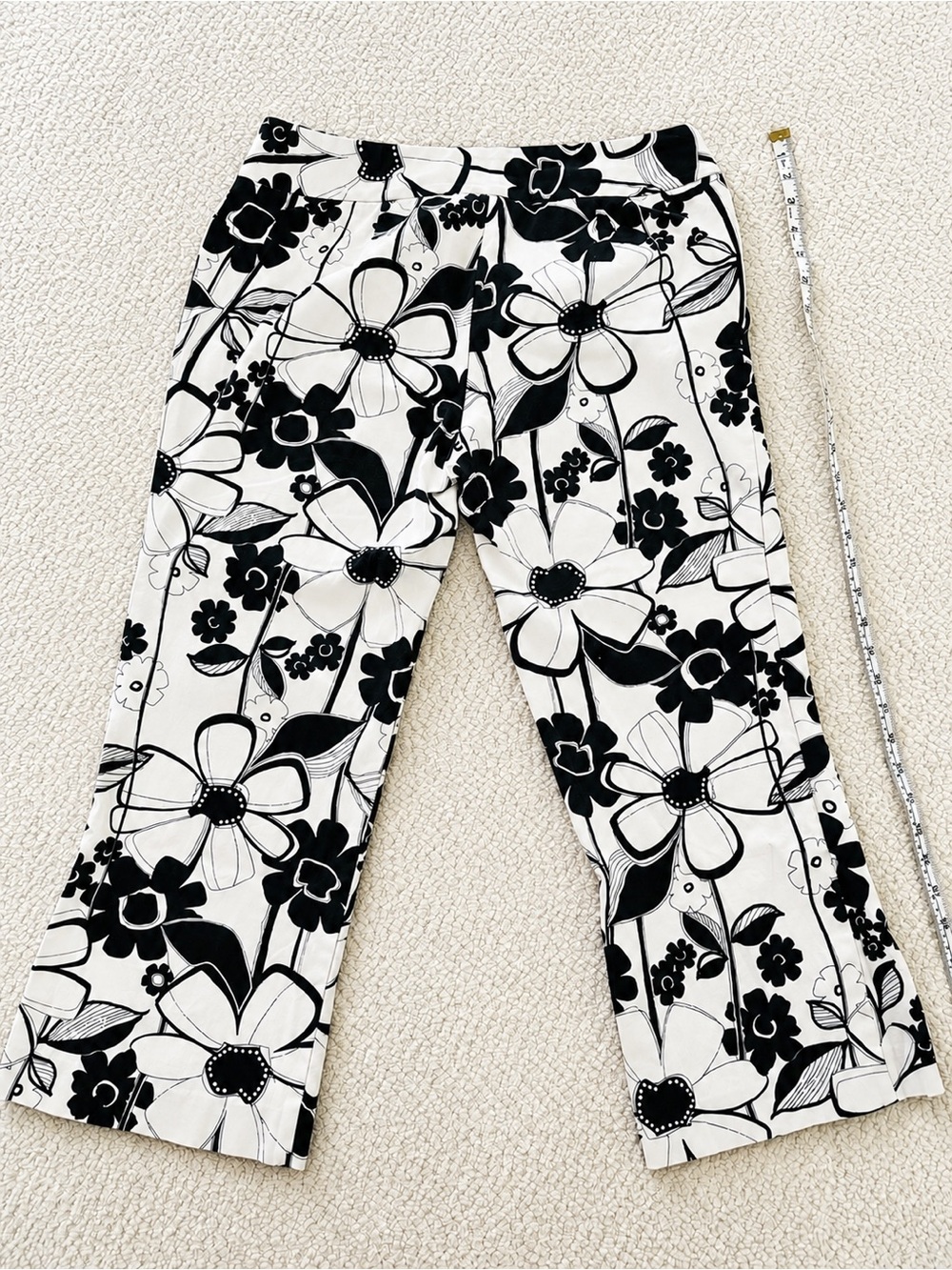 Trina Turk Capris size 10 color black-and-white floral